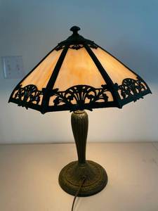 lot 7 image: Vintage Tiffany-Style Table Lamp with Ornate Base and Slag Glass Shade