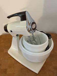 lot 43 image: Vintage Sunbeam Mixmaster Stand Mixer with Bowls