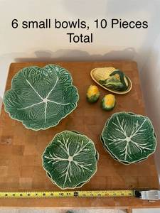 lot 44 image: Set of 10 Vintage Green Cabbage-Leaf and Corn Themed Ceramic Dishes from Bordallo Pinheiro Cabbage Collection