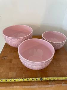 lot 52 image: Set of 3 Pink Ceramic Mixing Bowls by Williams-Sonoma