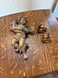 lot 79 image: Set of 3 Ceramic Cherub Wall Decor Pieces