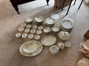 lot 81 image: Vintage Collection of 12 Meito China Hand Painted Floral Dinnerware Set