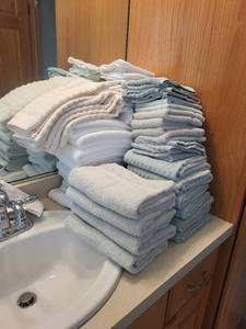 lot 93 image: Large Collection of Assorted Bathroom Towels and Washcloths