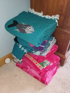 lot 118 image: Collection of Fish-Themed and Hawaiian Beach Towels