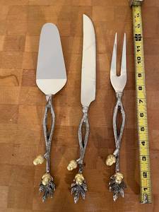 lot 129 image: 3-Piece Acorn Handle Serving Utensils Set