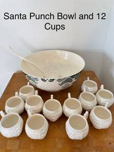 lot 140 image: Classical Christmas Punch Bowl Set with 12 Santa Cups