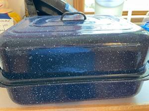lot 142 image: Blue Speckled Enamel Roasting Pan with Lid