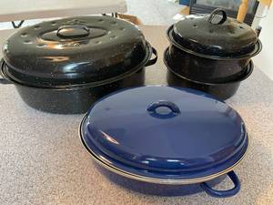 lot 142A image: Set of 3 Enamel Roasting Pans with Lids, Various Sizes