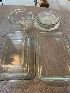 lot 143 image: Set of 8 Glass Baking and Serving Dishes