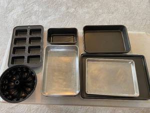 lot 147 image: Set of 8 Assorted Baking Pans and Molds