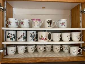 lot 148 image: Collection of 17 Assorted Decorative Mugs