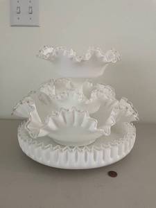 lot 190 image: Fenton Silvercrest Ruffled Milk Glass Bowl Set