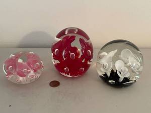 lot 203 image: Set of 3 Colorful Handcrafted Glass Paperweights by Joe Rice