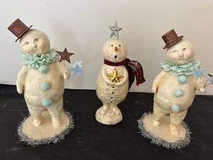 lot 220 image: Set of 3 Festive Snowman Figurines with Stars and Buttons