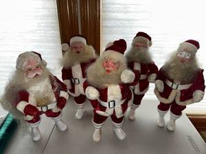 lot 267 image: Set of 5 Vintage Santa Claus Figurines