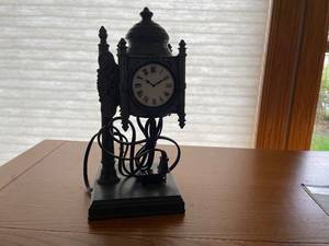 lot 271 image: Vintage Marshall Field Clock Replica Lamp