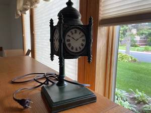 lot 272 image: Vintage Marshall Field Clock Replica Lamp