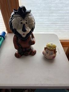 lot 292 image: Limited Edition Lefton 2004 Lion Cookie Jar and Jelly Jar Set