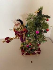 lot 308 image: Mark Roberts Santa Claus Figurine with Festive Christmas Tree