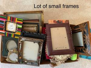 lot 323 image: Collection of Decorative Small Picture Frames