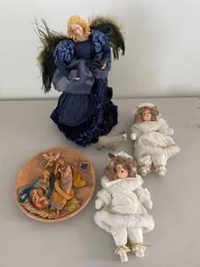 lot 357 image: Set of Figurines and Decorative Plate