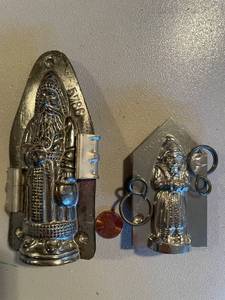 lot 378 image: Vintage Santa Claus Chocolate Molds - Set of 2