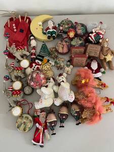 lot 383 image: Collection of Vintage Christmas Ornaments and Decorations