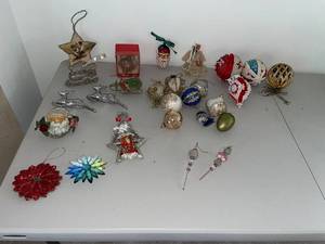 lot 392 image: Collection of Assorted Vintage Christmas Ornaments