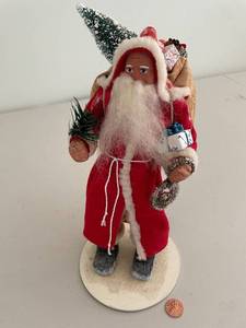 lot 398 image: Retired 1991 Twins Feather Tree Santa Claus Figurine