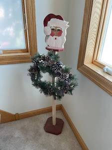 lot 688 image: Festive Santa Claus and Pinecone Wreath Stand Decoration