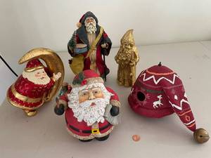 lot 712 image: Collection of 5 Vintage-Style Santa Figurines