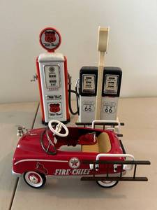 lot 725 image: Vintage Texaco 1996 Fire-Chief Pedal Car and Phillips 66 Gas Pump Set