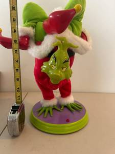 lot 728 image: Animated Grinch Christmas Decoration & Vintage Santa Books