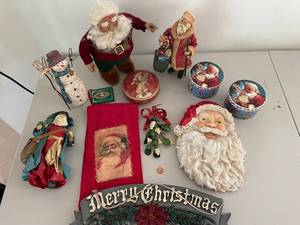 lot 736 image: Collection of Vintage Santa Claus and Christmas Decor