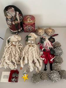lot 737 image: Collection of Christmas Ornaments and Figurines