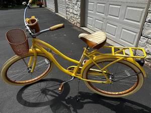 lot 739 image: Huffy Nel Lusso Womens Cruiser Bike 26-Inch, Yellow