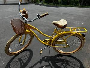 lot 740 image: Huffy Nel Lusso Womens Cruiser Bike with Basket