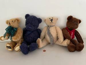 lot 770 image: Set of 4 Collectors Teddy Bears from Canterbury and Character Collectibles