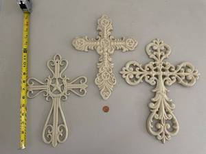 lot 771 image: Set of 3 Decorative Cast Iron Wall Crosses