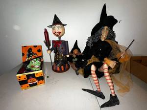 lot 782 image: Set of 4 Halloween Witch Decor Figurines