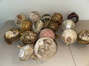 lot 787 image: Collection of 15 Vintage Decorative Christmas Ornaments