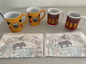 lot 804 image: Set of 4 Yellowstone Park & Naniboujou Lodge Ceramic Mugs with Tablecloths