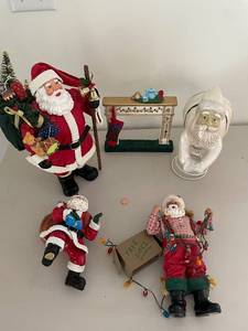 lot 805 image: Set of 5 Decorative Santa Claus Figurines