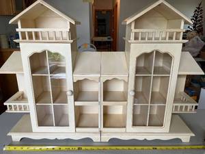 lot 807 image: Vintage Wooden Multi-Level Dollhouse Display Case