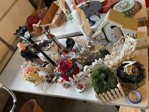 lot 815 image: Take What You Want Assorted Holiday Decorative Items and Figurines