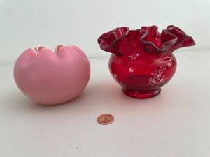 lot 821 image: Set of 2 Vintage Art Glass Vases Pink Rose Bowl & Hand-Painted Red Vase