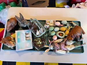 lot 826 image: Collection of Vintage Easter Decorations and Figurines