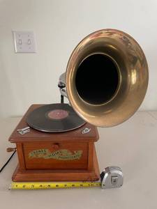 lot 851 image: Thomas Home Phonograph with Brass Horn