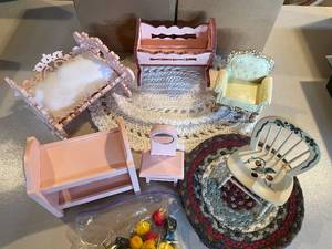 lot 862 image: Set of Dollhouse Furniture with Hand-Painted Details