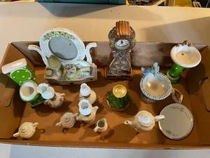 lot 863 image: Collection of Vintage Miniature Porcelain and Figurines
